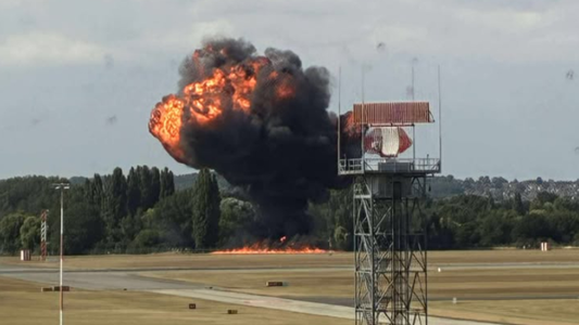 Incident grav la aeroportul Southend: Un avion de mici dimensiuni a fost implicat într-o coliziune şi s-a prăbuşit - VIDEO