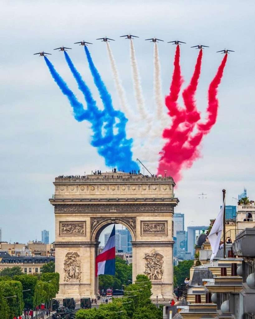 Ziua Franţei. Emmanuel Macron a supervizat parada unei armate „gata de luptă”. Strategia naţională revizuită, publicată luni, stipulează posibilitatea unui război în Europa până în 2030 / Două mici incidente ecvestre - VIDEO