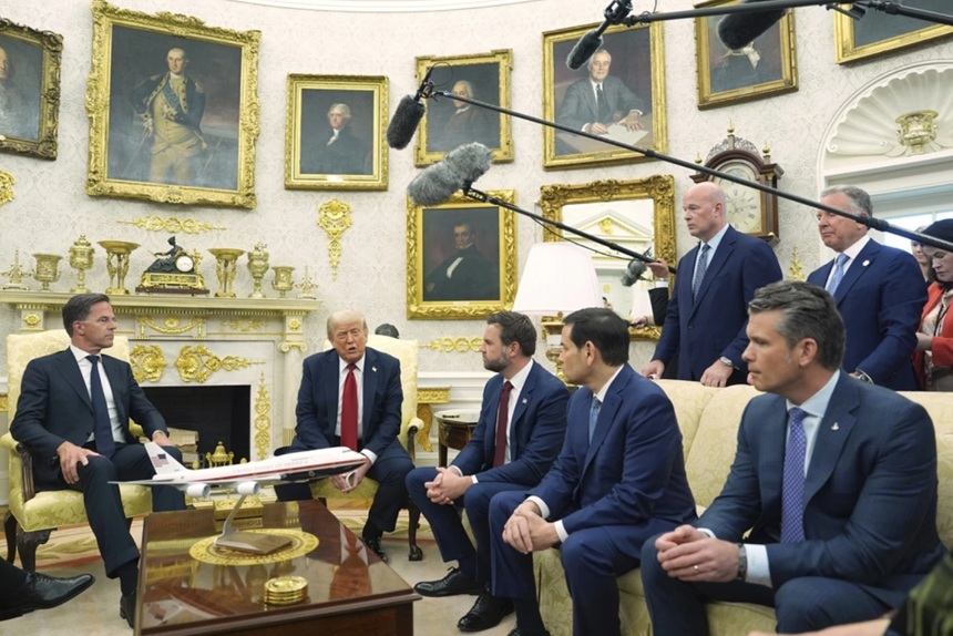 NATO şi SUA încheie un acord prin care Ucraina urmează să primească un ”număr mare” de arme de la europeni, anunţă Trump în urma unei întâlniri cu Rutte în Biroul Oval. El ameninţă aliaţii Moscovei cu taxe vamale, ”dacă nu avem un acord în 50 de zile”