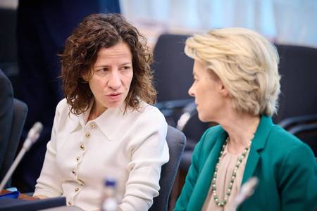 POLITICO: Von der Leyen face concesii în planul bugetar pentru a evita o rebeliune în cadrul Comisiei şi a calma doi membri ai echipei sale. Unul dintre ei este Roxana Mînzatu. Socialiştii au condiţionat sprijinul la moţiunea de cenzură de menţinerea FSE