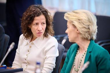 POLITICO: Von der Leyen face concesii în planul bugetar pentru a evita o rebeliune în cadrul Comisiei şi a calma doi membri ai echipei sale. Unul dintre ei este Roxana Mînzatu. Socialiştii au condiţionat sprijinul la moţiunea de cenzură de menţinerea FSE