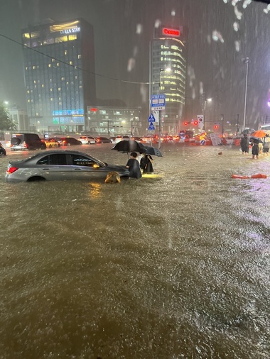 Trei morţi, drumuri inundate, camioane scufundate şi 1.000 de persoane evacuate. Vestul Coreei de Sud este devastat de ploi torenţiale - VIDEO