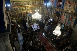 Patriarhia Latină de la Ierusalim revizuieşte în creştere la trei morţi bilanţul unui atac israelian cu tancul împotriva Bisericii Sfintei Familii din oraşul Gaza, în care se aflau 600 de deplasaţi, majoritatea copii