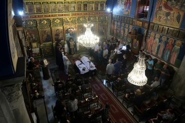 Patriarhia Latină de la Ierusalim revizuieşte în creştere la trei morţi bilanţul unui atac israelian cu tancul împotriva Bisericii Sfintei Familii din oraşul Gaza, în care se aflau 600 de deplasaţi, majoritatea copii
