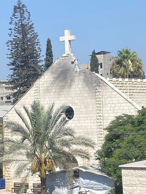 Doi demnitari creştini s-au dus în Gaza la biserica Sfânta Familie, care joi a fost ţinta unui atac israelian mortal
