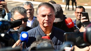 Jair Bolsonaro, acuzat de ”acte ostile” împotriva Braziliei, obligat să poarte o brăţară electronică. I s-a interzis să părăsească domiciliul între orele 19.00 şi 6.00 şi în weekend. Fostul şed de stat de extremă dreapta denunţă o ”umilire supremă”