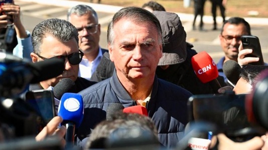 Jair Bolsonaro, acuzat de ”acte ostile” împotriva Braziliei, obligat să poarte o brăţară electronică. I s-a interzis să părăsească domiciliul între orele 19.00 şi 6.00 şi în weekend. Fostul şed de stat de extremă dreapta denunţă o ”umilire supremă”