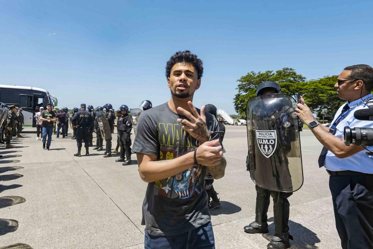 El Salvador a eliberat zeci de migranţi venezueleni în urma unui acord cu Statele Unite