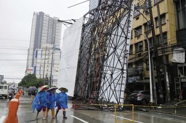 Hong Kong-ul emite cel mai înalt cod de furtună, în timp ce taifunul Wipha se apropie; Peste 200 de zboruri anulate