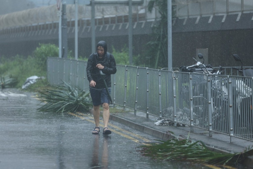 Ploile taifunului Wipha au lovit Hong Kong-ul, înainte ca furtuna să slăbească în provincia chineză Guangdong