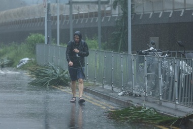 Ploile taifunului Wipha au lovit Hong Kong-ul, înainte ca furtuna să slăbească în provincia chineză Guangdong