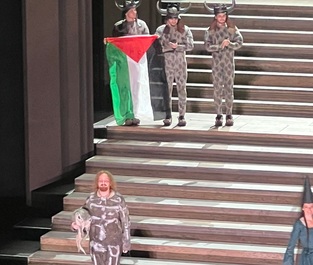 Incident pe scena Royal Opera House din Londra: un artist a afişat steagul palestinian, o persoană venită din culise a încercat fără succes să i-l ia - VIDEO