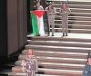 Incident pe scena Royal Opera House din Londra: un artist a afişat steagul palestinian, o persoană venită din culise a încercat fără succes să i-l ia - VIDEO