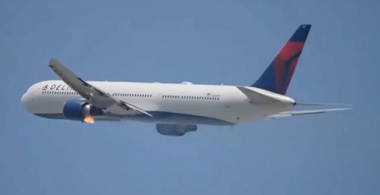 Motorul stâng al unui avion de tip Boeing 767-400 ia foc la scurt timp după decolare şi se întoarce la Los Angeles. Niciun rănit în aeronava către Atlanta. Al doilea incendiu la motor la un avion aparţinând companiei aeriene americane Delta Air Lines de la începutul anului