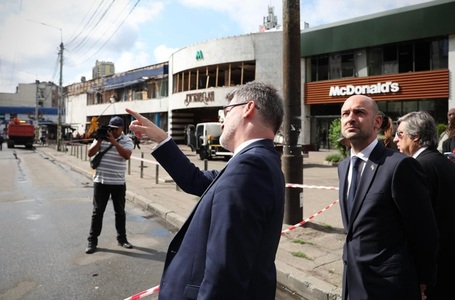 Şeful diplomaţiei franceze, Jean-Noël Barrot, soseşte într-o vizită de două zile la Kiev, în urma unor atacuri ruse soldate cu un mort şi doi răniţi. Incendii la o grădiniţă în districtul Dniprovski. Imobile locuite, un supermarket şi intrarea unei staţii