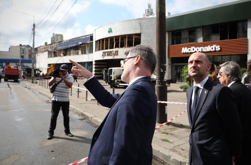 Şeful diplomaţiei franceze, Jean-Noël Barrot, soseşte într-o vizită de două zile la Kiev, în urma unor atacuri ruse soldate cu un mort şi doi răniţi. Incendii la o grădiniţă în districtul Dniprovski. Imobile locuite, un supermarket şi intrarea unei staţii de metrou, atinse