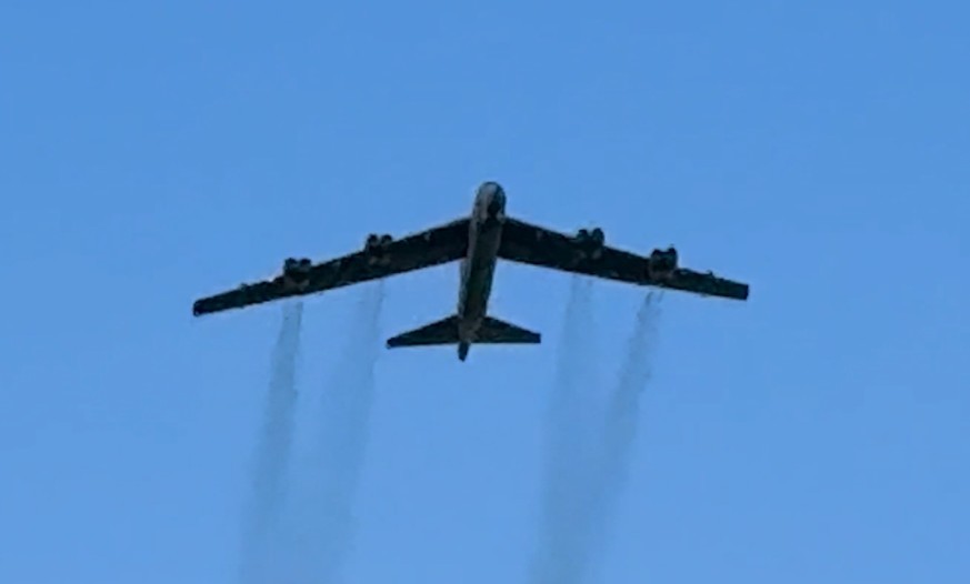 Un avion de linie a evitat la limită coliziunea cu un bombardier B-52 în Dakota de Nord. Pilotul a cerut scuze pasagerilor pentru „manevra agresivă”