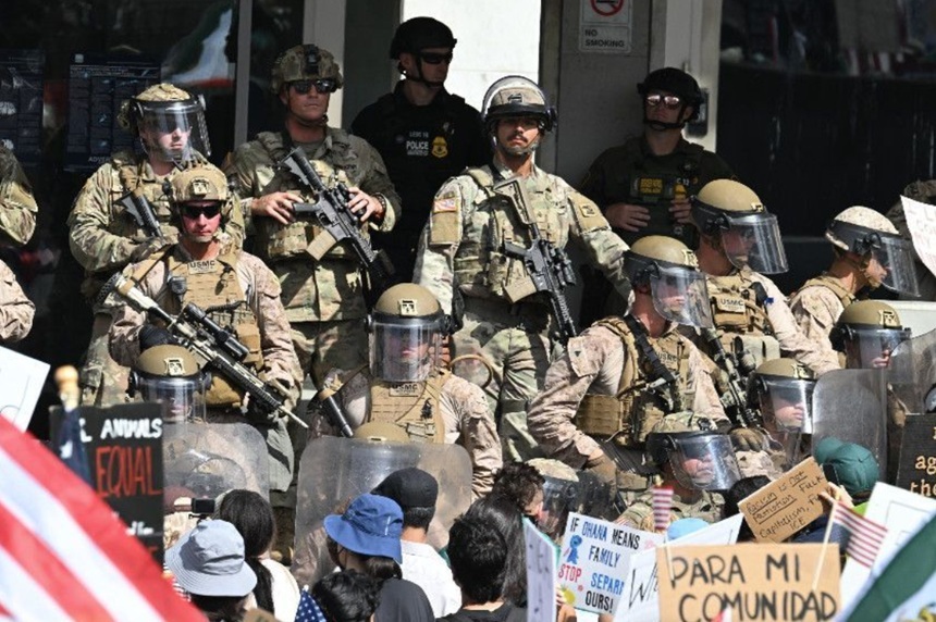 Secretarul Apărării Pete Hegseth retrage cei 700 puşcaşi marini desfăşuraţi la Los Angeles, în timpul unor manifestaţii, luna trecută, împotriva politicii migraţiei a lui Trump