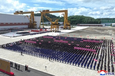 Phenianul vrea să construiască, până la 10 octombrie 2026, o nouă navă de război de 5.000 de tone, ”Distrugătorul nr. 3 de clasa Choe Hyon”, pentru a-şi ”apăra suveranitatea maritimă inviolabilă”
