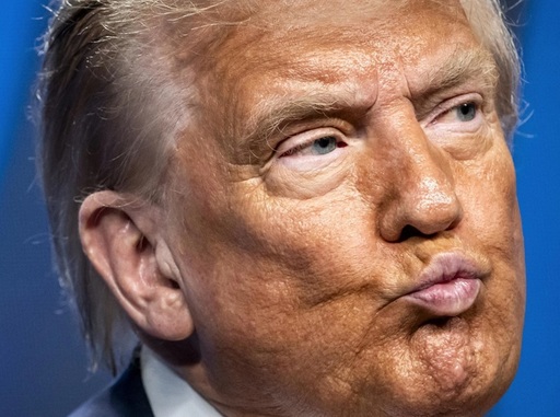 Trump repostează pe platforma sa Truth Social, imagini suprarealiste generate de inteligenţa artificială de pe Tik Tok, în care Obama este încătuşat de FBI în Biroul Oval şi aruncat în închisoare