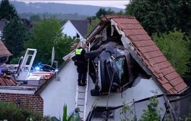 Şase răniţi, doi grav, în Germania, după ce o maşină loveşte un copil, ”zboară” şi se încastrează sub acoperişul unui garaj, la trei metri înălţime