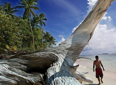 Peste 80% dintre locuitorii arhipelagului Tuvalu, ameninţat de creşterea nivelului oceanelor, vor să obţină o viză în Australia