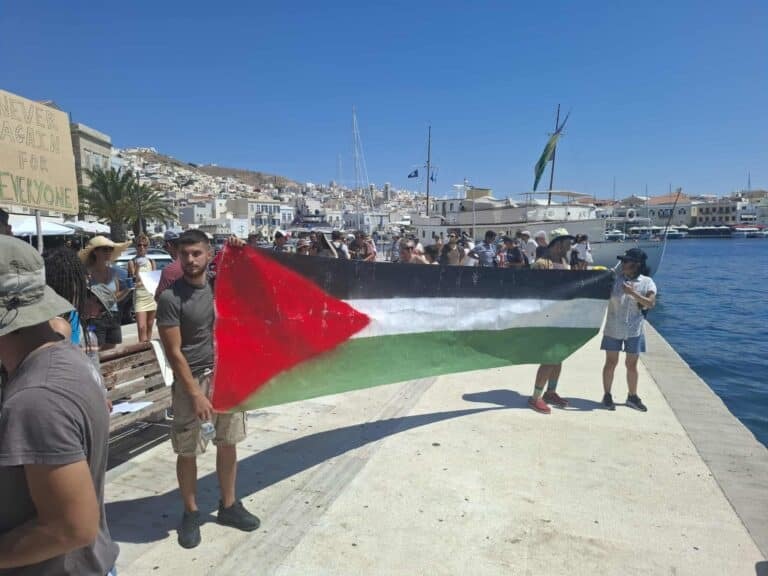Manifestanţi pro-palestinieni au împiedicat 1.600 de turişti israelieni să debarce pe o insulă din Grecia - VIDEO
