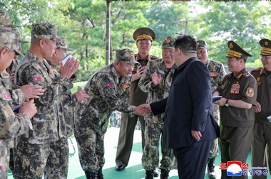 Kim Jong Un le cere militarilor nord-coreeni, la un exerciţiu de tir de artilerie, să se pregătească de ”războiul adevărat” şi să ”distrugă inamicul în fiecare bătălie”