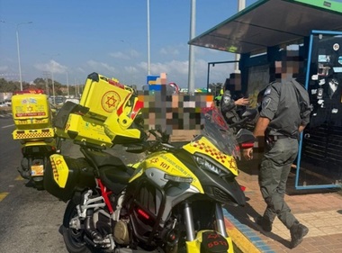 Opt răniţi în Israel, într-un atac cu o maşină într-o staţie de autobuz la Kfar Yona, la nord de Tel Aviv. Şoferul, care a fugit după atac, căutat de poliţie. Vehiculul, găsit abandonat