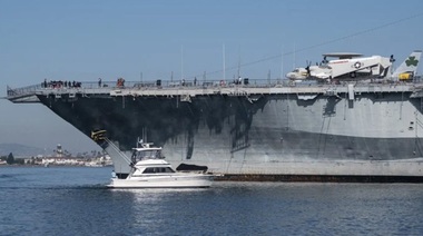 Căpitanul beat al unui iaht privat, arestat de Paza de Coastă după ce loveşte portavionul muzeu USS Midway, în portul San Diego. Coliziunea filmată, virală pe reţele de socializare