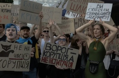 UPDATE-Zelenski propune un nou proiect de lege care să asigure ”independenţa” structurilor anticorupţie, în urma unui val de manifestaţii. Textul supus joi aprobării Parlamentului