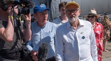 Jeremy Corbyn, fostul lider al Partidului Laburist britanic, lansează o nouă formaţiune, Your Party. ”Sistemul este trucat atunci când acest Guverm spune că nu există bani pentru săraci, dar (există) milioane pentru război”