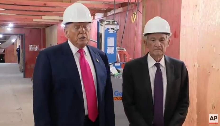 Donald Trump vizitează sediul Fed şi se contrazice public cu preşedintele Jerome Powell pe tema costului renovării clădirii