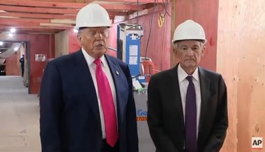 Donald Trump vizitează sediul Fed şi se contrazice public cu preşedintele Jerome Powell pe tema costului renovării clădirii