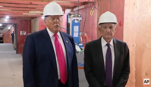 Donald Trump vizitează sediul Fed şi se contrazice public cu preşedintele Jerome Powell pe tema costului renovării clădirii