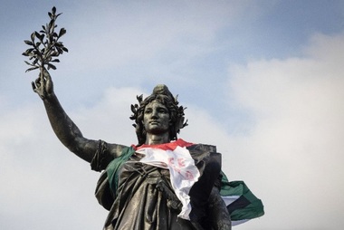 Hamas salută decizia Franţei de a recunoaşte Palestina drept o ”etapă pozitivă” care ”face dreptate poporului palestinian oprimat”. Arabia Saudită, Iordania, Spania şi Irlanda salută decizia