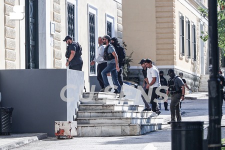 Vladimir Plahotniuc şi Constantin Ţuţu au fost aduşi în cătuşe la instanţa din Grecia - VIDEO