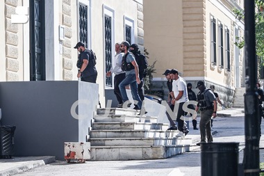 Vladimir Plahotniuc şi Constantin Ţuţu au fost aduşi în cătuşe la instanţa din Grecia - VIDEO