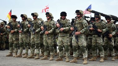 În ciuda apropierii sale de Rusia, Georgia găzduieşte exerciţii NATO la care participă inclusiv militari români