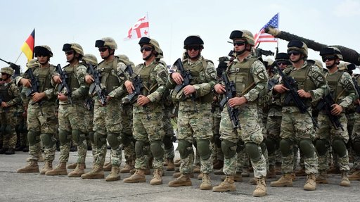 În ciuda apropierii sale de Rusia, Georgia găzduieşte exerciţii NATO la care participă inclusiv militari români