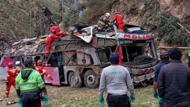 Peru: Cel puţin 18 persoane au murit după ce un autobuz a căzut într-o prăpastie de 50 de metri