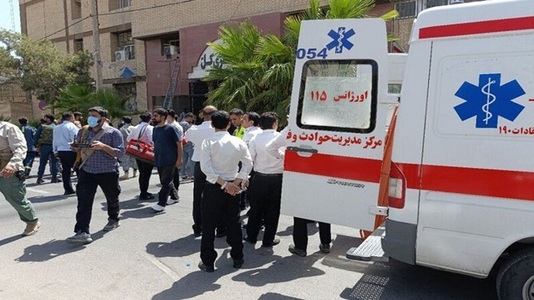 Cel puţin cinci morţi şi 13 răniţi în Iran, într-un atac ”terorist” la o clădire a justiţiei în Sistan-Balucistan, revendicat de gruparea jihadistă sunnită Jaish al-Adl. Trei atacatori, morţi