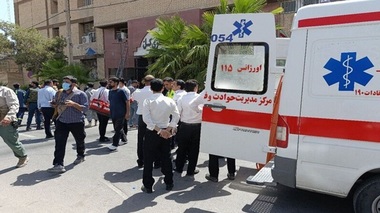 Cel puţin cinci morţi şi 13 răniţi în Iran, într-un atac ”terorist” la o clădire a justiţiei în Sistan-Balucistan, revendicat de gruparea jihadistă sunnită Jaish al-Adl. Trei atacatori, morţi
