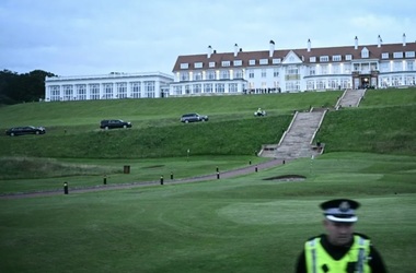 Trump joacă golf sâmbătă în Scoţia, păzit de lunetişti de elită la Turnberry, o zonă transformată de poliţie şi armată într-o fortăreaţă cu puncte de control. Manifestaţii împotriva sa în mai multe oraşe scoţiene
