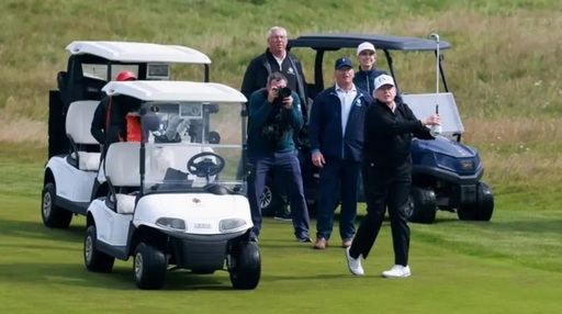 Trump joacă golf în Scoţia, păzit de lunetişti de elită la Turnberry, o zonă transformată de poliţie şi armată într-o fortăreaţă cu puncte de control. Manifestaţii împotriva sa în mai multe oraşe scoţiene