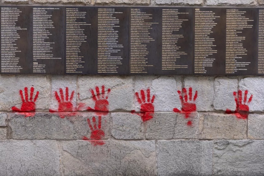 Patru bulgari urmează să fie judecaţi în toamnă la Paris cu privire la ”mâinile roşii” de pe Memorialul Holocaustului. Ei riscă până la şapte ani de închisoare şi amenzi de 75.000 €. O primă audiere la 11 septembrie, procesul pe fond, la sfârşitul lui oct