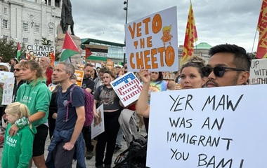 Sute de manifestanţi în Scoţia, la Edinburgh şi Aberdeen, împotriva vizitei lui Trump, ocupat să joace golf cu Eric. Jucătorii, percheziţionaţi înaintea intrării miliardarului pe teren, "Scotland Hates Trump", scrie pe pancarte. Steaguri palestiniene la manifestaţii