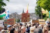 Sute de manifestanţi în Scoţia, la Edinburgh şi Aberdeen, împotriva vizitei lui Trump, ocupat să joace golf cu Eric. Jucătorii, percheziţionaţi înaintea intrării miliardarului pe teren.  "Scotland Hates Trump", scrie pe pancarte. Steaguri palestiniene la 