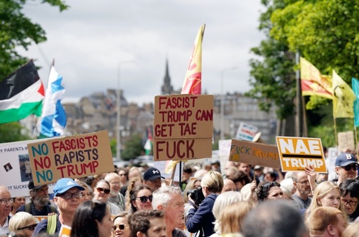 Sute de manifestanţi în Scoţia, la Edinburgh şi Aberdeen, împotriva vizitei lui Trump, ocupat să joace golf cu Eric. Jucătorii, percheziţionaţi înaintea intrării miliardarului pe teren.  "Scotland Hates Trump", scrie pe pancarte. Steaguri palestiniene la manifestaţii