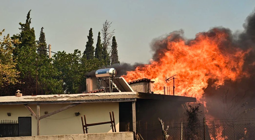 Grecia: Pompierii se luptă cu incendii în toată ţara. Unele localităţi, evacuate